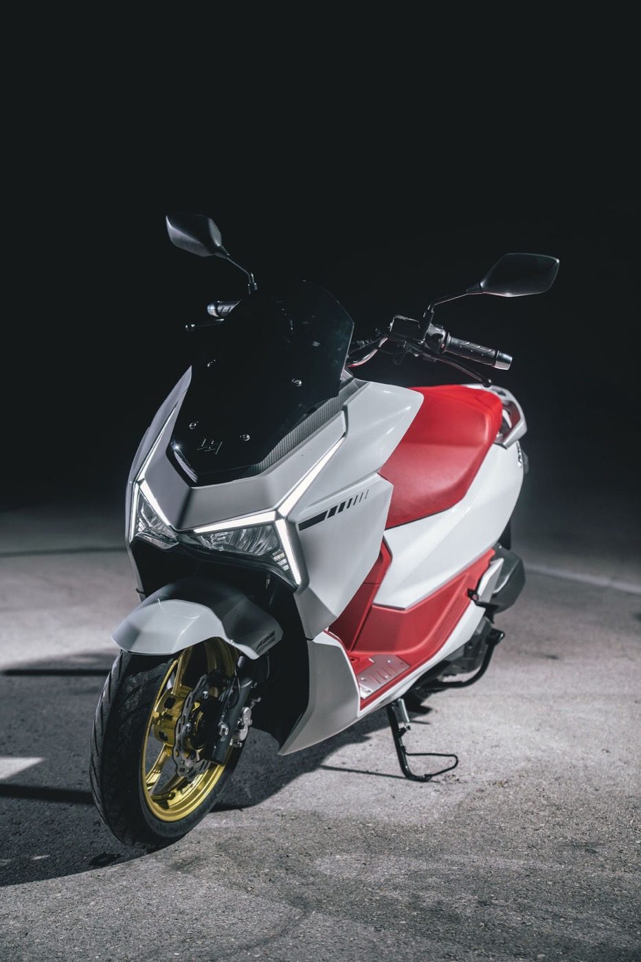Scooter Letbe en piso de exhibición iluminado