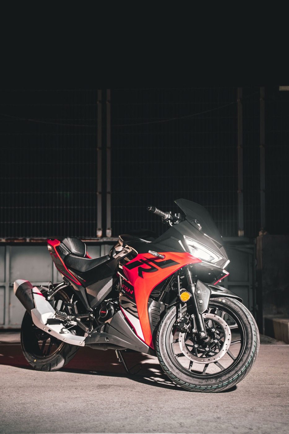 Moto deportiva Lifan iluminada en piso de exhibición